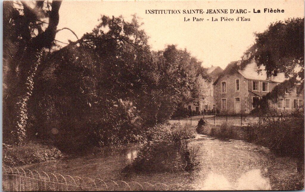 La Flèche - Institution Sainte Jeanne d'Arc Le Parc la Piéce d'eau