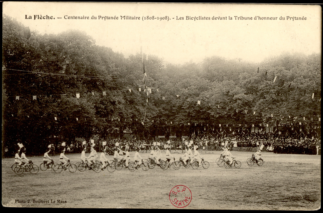 La Flèche - 1908 - edit J Bouverert Centenaire du Prytanée Militaire - Les Bicyclistes devant la Tribune d'honneur du Prytanée